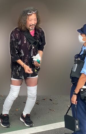 事件の数か月前、警察官と話す阿部容疑者(関係者提供)