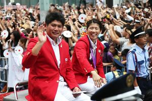 2012年、ロンドン五輪後のパレードに参加したやり投げの村上幸史と、レスリングの吉田沙保里