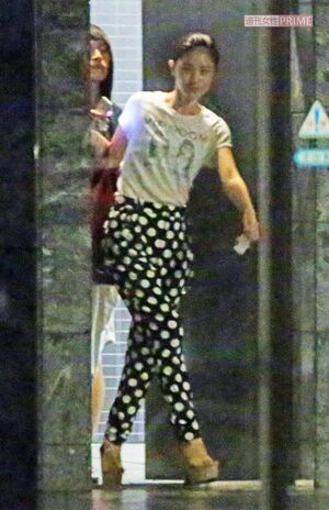 玉森とマンションから外出する観月あこ（山内舞）2013年9月