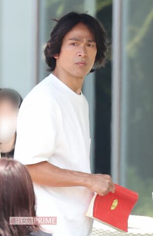 台本を片手にロケに臨む江口洋介（2022年『ネメシス』撮影）