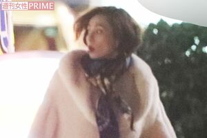 会場に到着した米倉。一瞬、店の入り口を通り過ぎる失敗をしたが、戻るとダッシュで中に入っていった