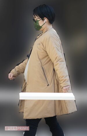 出産を目前に控えたイモトアヤコの散歩風景（2021年12月）