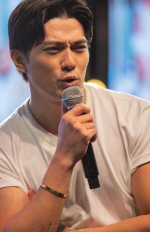 9月末、クウェートでのポップカルチャーのイベントに登場した新田真剣佑。矢のタトゥーがチラリ（SNSより）