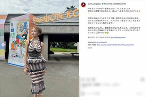 胸元から腰にかけて身体のラインに沿い、胸下は編み目から素肌がのぞく大胆なデザインのマーメイドドレスを着用した王林（本人のインスタグラムより）
