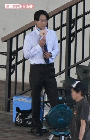 8月21日、『オクトー』続編ドラマの撮影現場で電子タバコを片手にハンディ扇風機で涼む、リラックスした様子の浅香航大