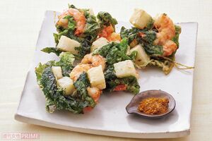 モロヘイヤと長いものかき揚げカレー塩添え（撮影／廣瀬靖士）