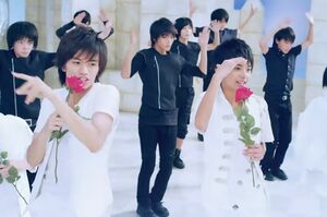 後列中央がSexyZoneのバックダンサー時代の高橋颯。左が岸優太（Top J RecordsのオフィシャルYouTubeチャンネル）