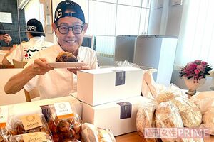 お土産によろこぶ加トちゃん！　写真提供／加藤綾菜