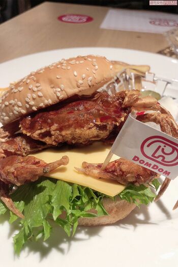 六本木のイベントで先行販売された「丸ごと!!カニバーガー」は完売続出