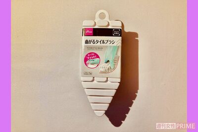 『曲がるタイルブラシ』曲げやすいので掃除しづらいタイルにも効果抜群