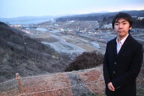 志津川中がある高台に立つ佐々木さん。6年前の震災翌日も、この場所から眺めた