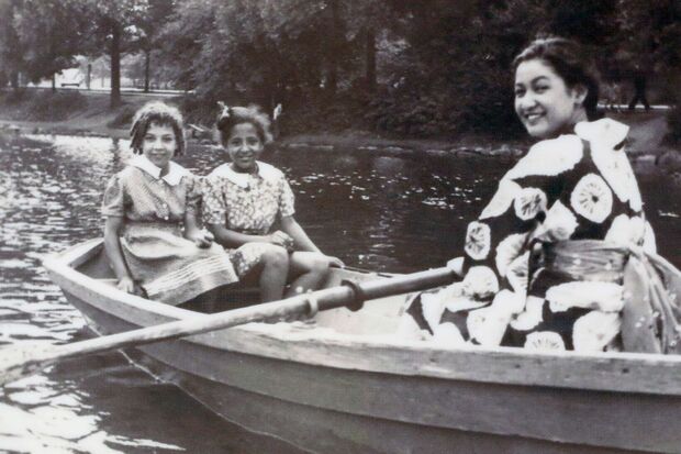 『新しき土』でドイツ訪問後はフランス、アメリカを巡って帰国。アメリカでボートをこぐ写真には10代女子らしさが垣間見える