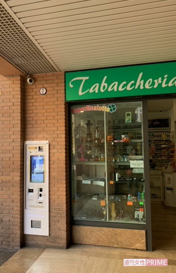 タバコ販売店。店外にはタバコの自動販売機も（イタリア・ボローニャ）