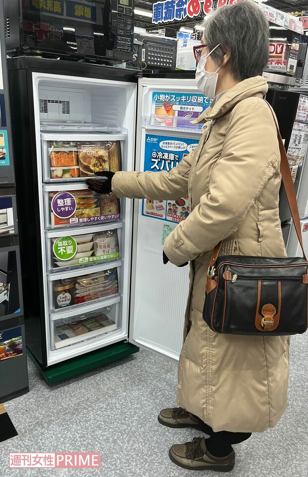 隙間にピッタリの細身サイズが人気の“2台目冷凍庫”