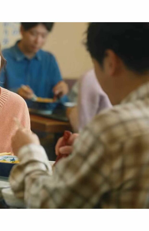 松岡昌宏が出演する新テレビCM「もう戻れない。肉辛まぜうどん」で二宮和也の出演を匂わせていた『丸亀製麺』。「国分太一かと思った」という声が続出した（公式Xより）