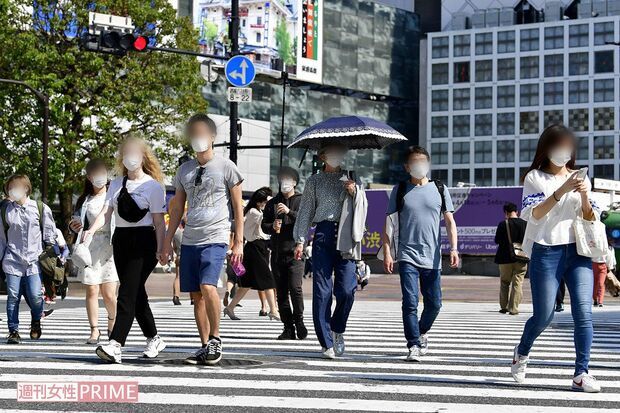 日傘や半袖の季節になったが、マスク姿が当たり前に（渋谷のスクランブル交差点）