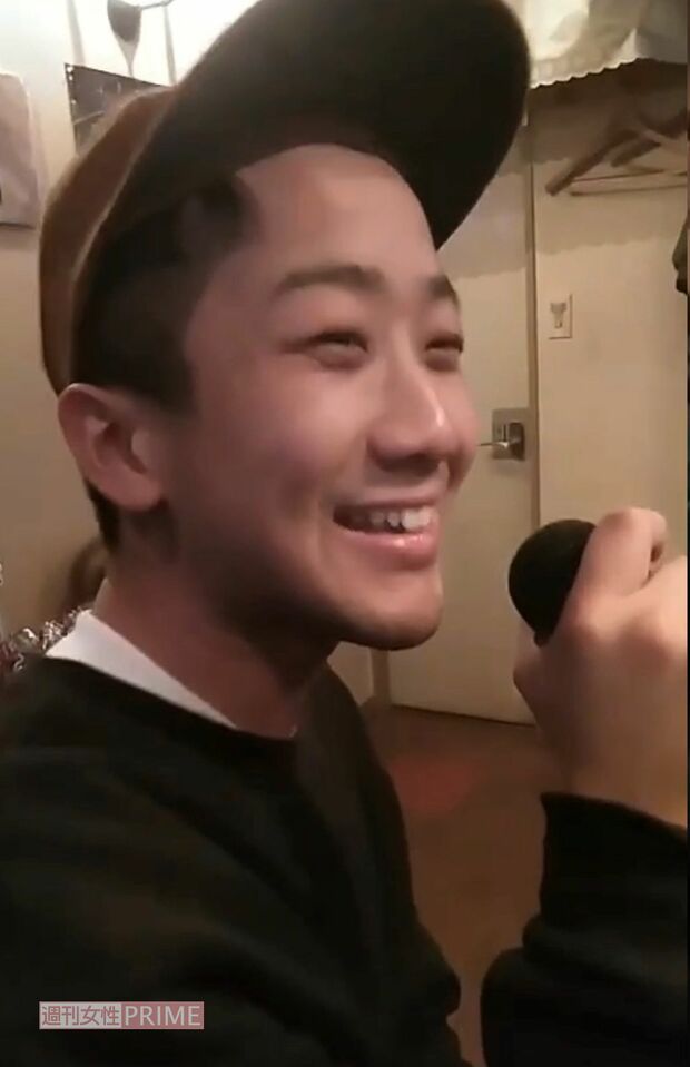 2020年11月昨年11月、和歌山県のカラオケスナックに突然来店した瑛人