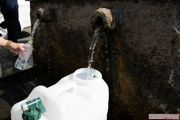 御岩山から湧き出た、飲める“御神水”は神社から少し離れた場所に　撮影／齋藤周造