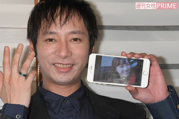 いしだ壱成。昨年11月に交際宣言をした会見では、左手に持ったスマホの画面に飯村の写真を表示させた