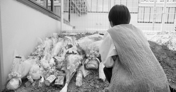 自殺現場の線路わきを訪れた亮くんの母親