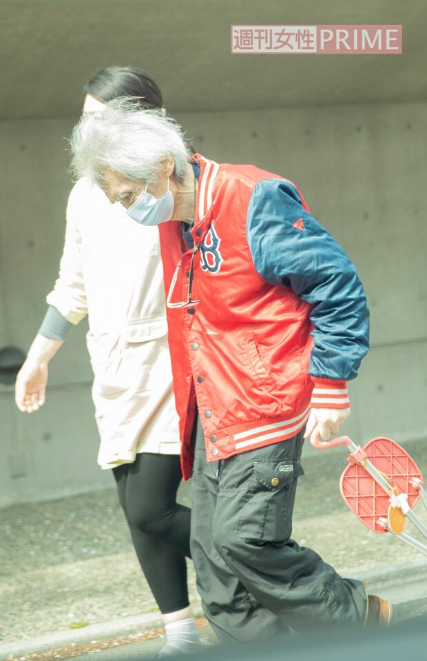 4月上旬、家政婦らしき女性に付き添われて自宅周辺を散歩する小澤3/3