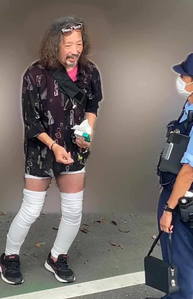 事件の数か月前、警察官と話す阿部容疑者（関係者提供）