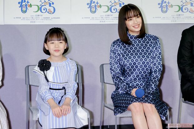 （左から）粟野咲莉、広瀬すず　撮影／佐藤靖彦