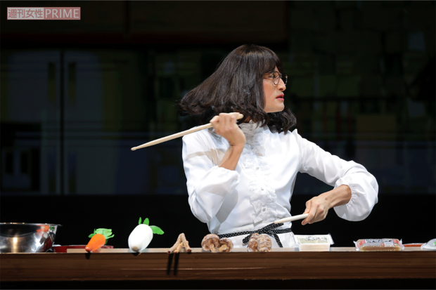 料理中にドラムの腕まで披露してしまったミタゾノ（撮影／高梨俊浩）