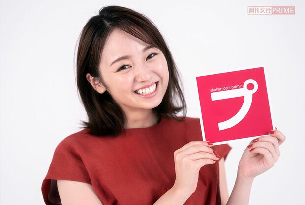 謎のマークを持たされてもスマイルを絶やさないずーみん　撮影／佐藤靖彦