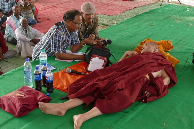 体調が悪く横になりながらも、インタビューに答える佐々井さん。限界まで真摯に向き合うが、「インド人はこっちの都合はおかまいなしだから」と苦笑い　撮影／白石あづさ