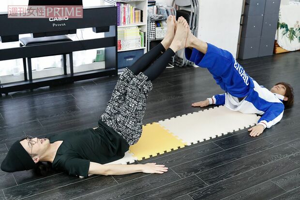 腰を持ち上げ、横から見たときキレイな三角形になるように