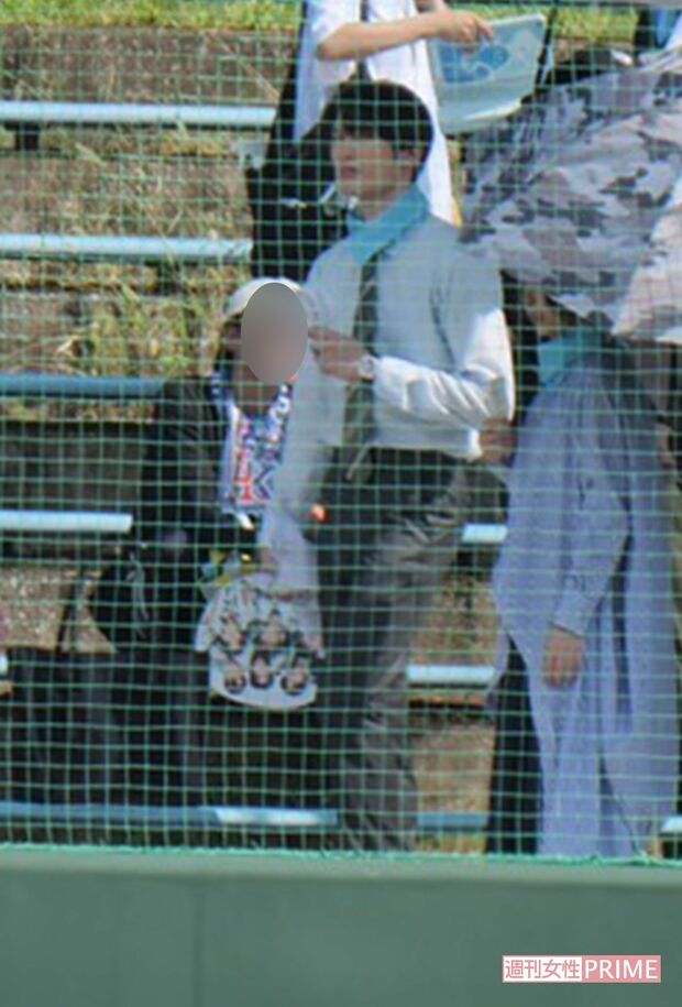 SixTONESのうちわを手に持つジェシー