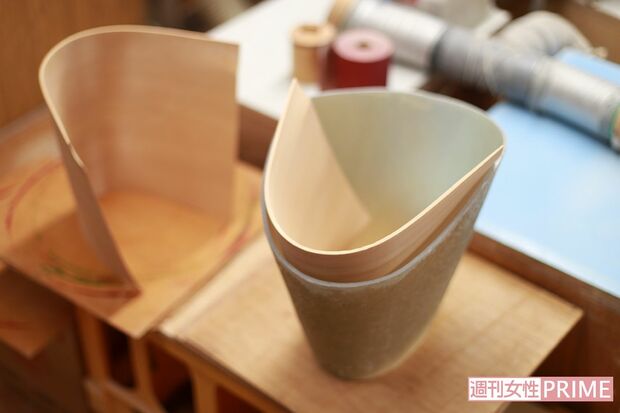 海外向けに試作を重ねているワインクーラーの製作工程を見せてくれた