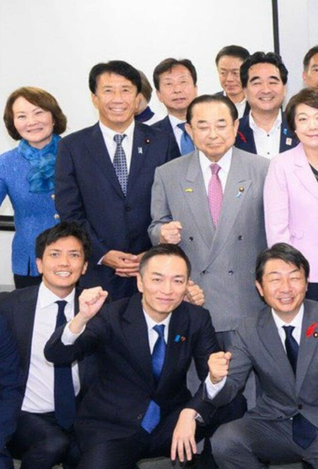 後列左から二番目の男性の陰に隠れている女性が三原じゅん子氏ではないかとSNS上で話題に…(小泉進次郎氏のXに添付された画像を拡大)