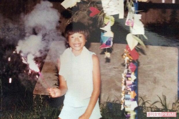 小学生のとき七夕の夜に家の庭で花火を楽しむ笑顔がかわいい