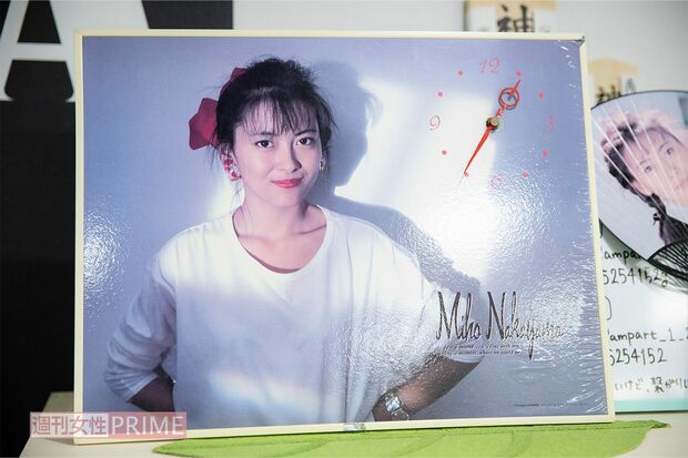 ファンの集いの会場には中山美穂さんのポスターなどが張られ、ファンが持ち寄った“お宝”が並べられた