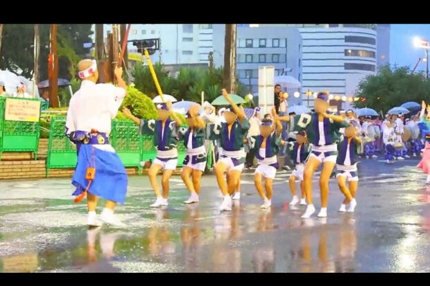 大雨の中、阿波おどりを踊る子どもたち。ネット上では「かわいそう」と言う声も（ツイッターより）