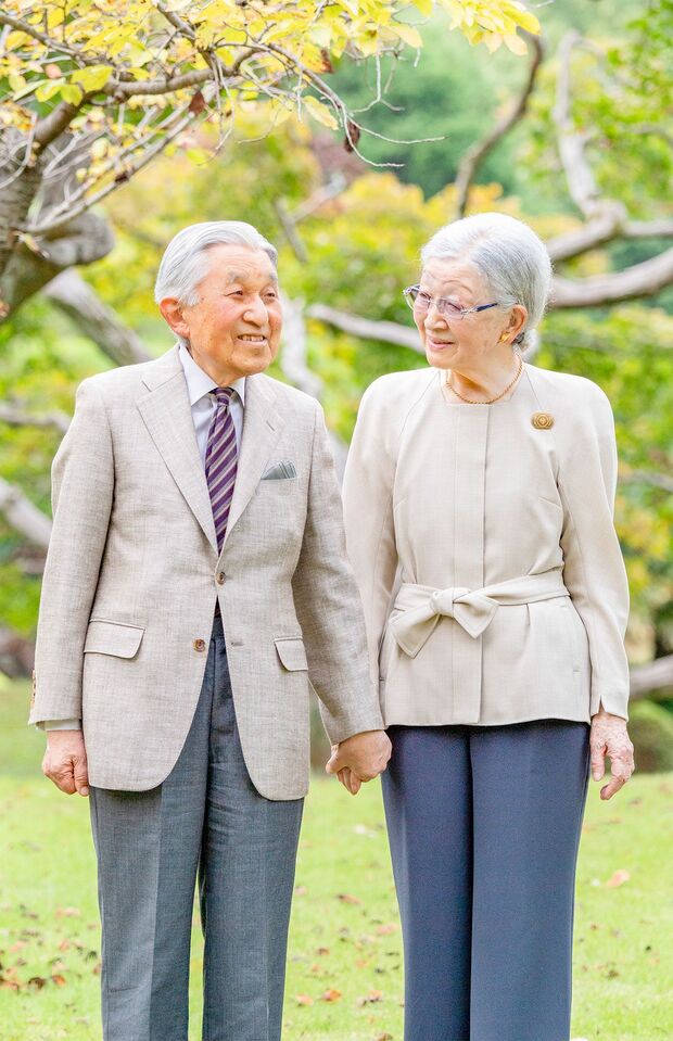 2022年10月、美智子さまのお誕生日に際する記念写真。しっかりと手を握り合って赤坂御用地で散歩を楽しまれる上皇ご夫妻
