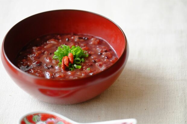 黒豆とクコの実を入れた薬膳おかゆ