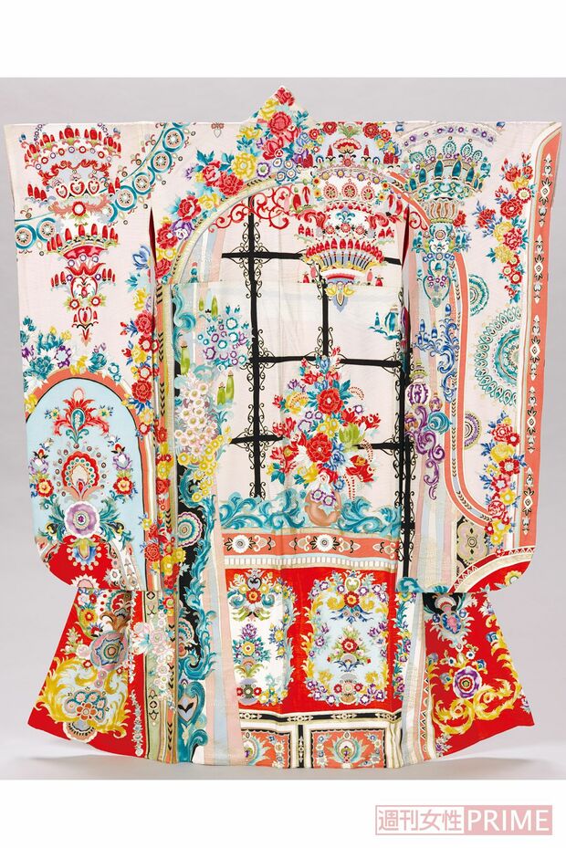 振袖 淡紅綸子地宮殿模様（昭和時代・20世紀　千葉・国立歴史民俗博物館蔵）／文明開化のあとは、ヨーロッパ風のモダンな模様が続々と登場。第二次世界大戦後は、現代人の好みやその時代の流行に合わせて、これまで以上に華やかに、そしてさまざまなデザインが展開された