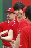 '18年に受けた右肘の手術痕をチームメートに見せる大谷翔平。再びこの痛々しい傷を負う手術に臨むのだろうか　写真/共同通信社