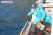 一本釣り漁をする岡本さん。「みんなの海だから守らんと」と思いを語る 撮影/山秋 真