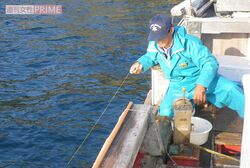 一本釣り漁をする岡本さん。「みんなの海だから守らんと」と思いを語る　撮影／山秋　真