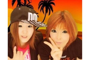 母・美保容疑者（右）と舞容疑者のツーショット（美保容疑者のSNSより）