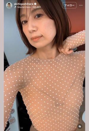 一見すると何も着ていないように見える東原亜希(本人のインスタグラムより)