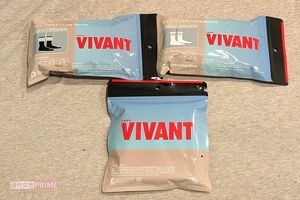 ファミリーマートから発売された『VIVANT』コラボレーションソックス(税込600円)と今治タオルハンカチ(税込800円) 撮影/編集部