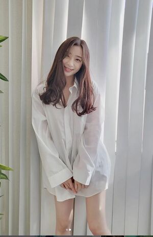 ドラマ『復讐の未亡人』出演時の“彼シャツ”を披露した足立梨花（公式インスタグラムより）