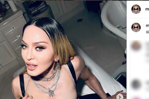 デビュー当時には論争にまでなった、マドンナのシンボルともいえるボンデージスーツの衣装（本人インスタグラムより）