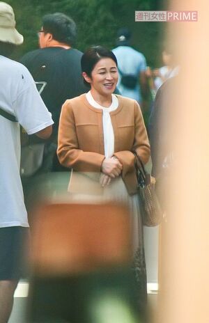 2024年9月中旬、ドラマ『Qrosの女』ロケで観光客に囲まれながら、品のある雰囲気の衣装で桐谷との会話シーンを撮影していた濱田マリ