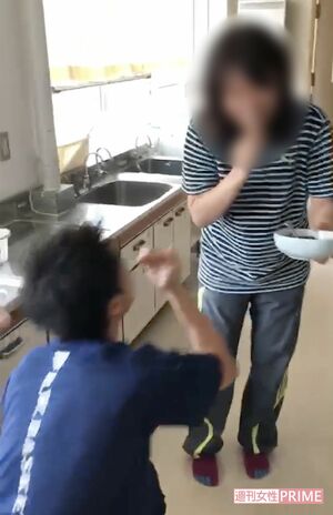 激辛カレーを手に大笑いする“女帝”（右）とX教員。別の日には目にもカレーがつけられた